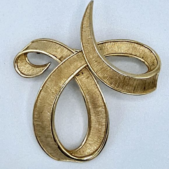 Trifari Jewelry - Crown Trifari Ribbon Brooch Vtg Swirl Loop Textured Gold Tone Estate Jewelry Pin